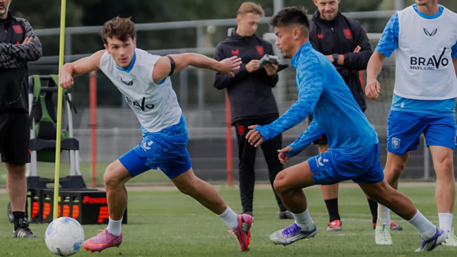 Mees Hilgers Berlatih di FC Twente.