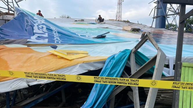 Papan Reklame di Ciputat roboh