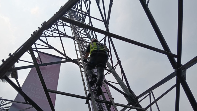 Pekerja Saat Memeriksa Menara BTS Tri di Kabupaten Serang, Banten.