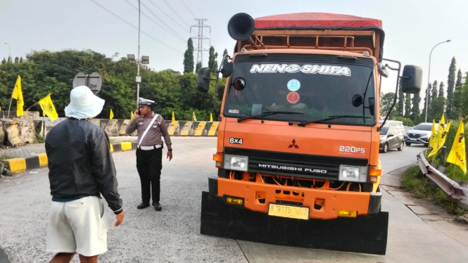 Truk Pengangkut Hasil Tambang di Putar Balikkan.