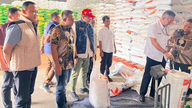 Ketersediaan Beras di Gudang Bulog.