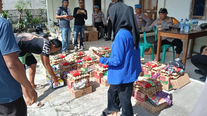 Warga Mengambil Bantuan Sembako dari Kapolres Serang.