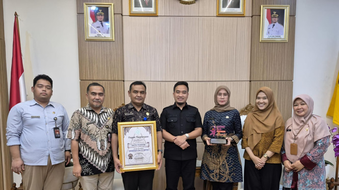 Walikota Cilegon, Robinsar, Raih Penghargaan dari Adinkes.