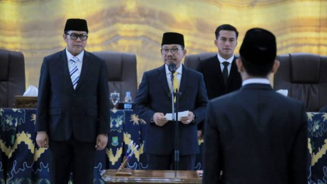 Wali Kota Tangerang Sachrudin saat melantik Dirut Perumda Pasar