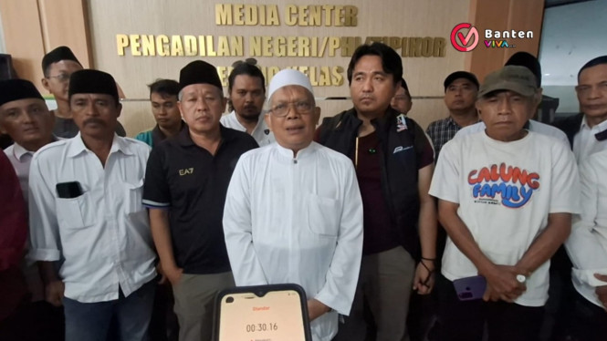 KH Matin Syarkowi bersama kuasa hukumnya di PN Serang