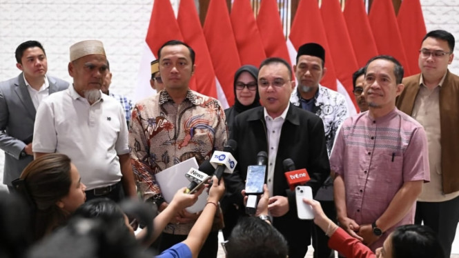 Sufmi Dasco Bersama Guru SMAN 1 Luwu Utara.