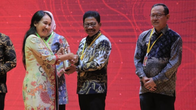Wali Kota Tangerang, Sachrudin saat terima penghargaan