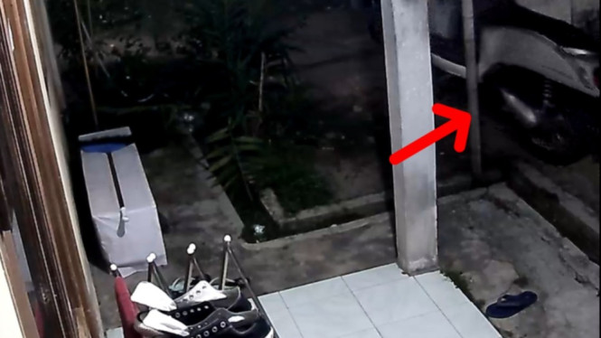 Maling Sepeda Motor Terekam CCTV.
