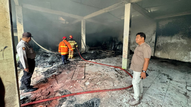 Kondisi gudang di Tangerang usai tersambar petir