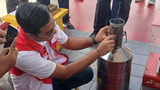 Pengecekan alat ukur di SPBU Tangerang