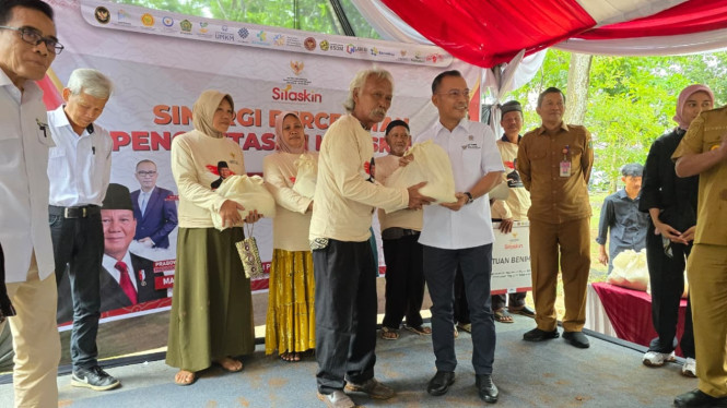 Pembagian bantuan dalam program SiTaskin di Tangerang