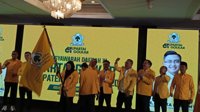 Intan Nurul Hikmah memegang bendera Partai Golkar dalam Musda ke XI