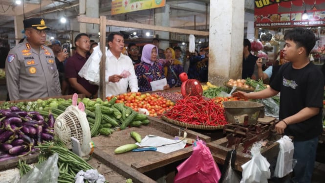 Bupati Tangerang dan Kapolresta Tangerang sidak pasar jelang nataru