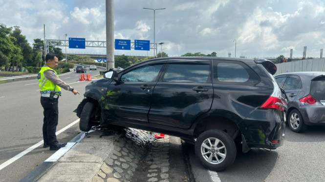 Kecelakaan tunggal, mobil tabrak tiang PJU di Bandara Soetta