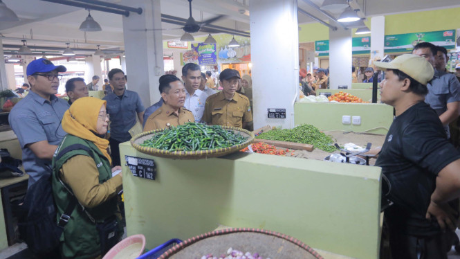 Pemkot Tangerang saat sidak kebutuhan pokok di pasar tradisional