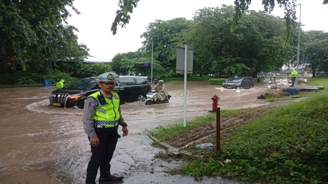 Banjir rendam akses menuju Bandara Soetta