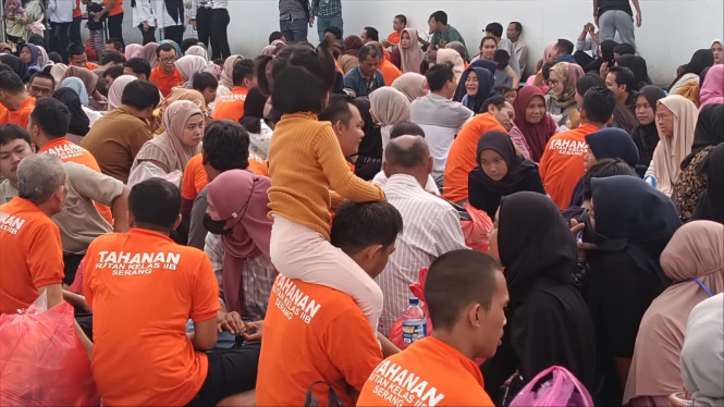 Anak di Gendongan Ayahnya di Rutan Kelas IIB Serang.