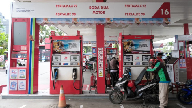 Warga saat pembelian BBM di SPBU