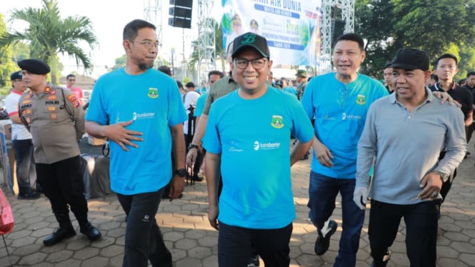 Gubernur Banten Andra Soni saat mengikuti kegiatan korve di Tamansari, Kota Serang