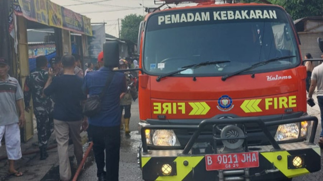 Proses pemadaman kebakaran bengkel di Tangerang