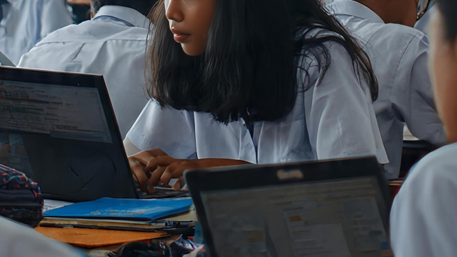 Ilustrasi Pelajar Gunakan Laptop Saat Belajar di Ruang Kelas Sekolah.