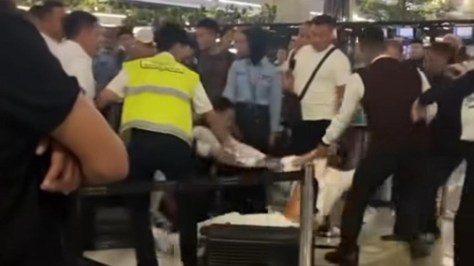 Petugas saat mengamankan penumpang usai membuat keributan di terminal 3, bandara soetta