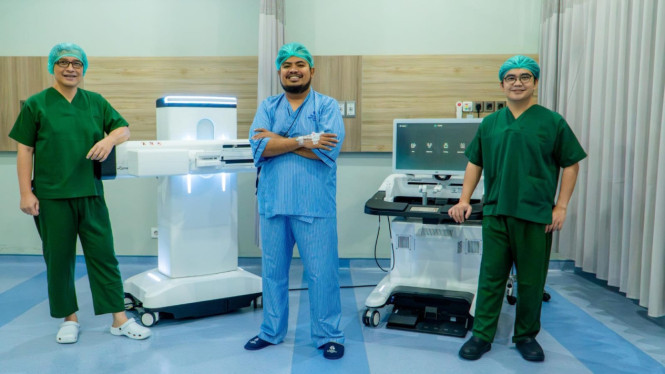 Komika Rigen saat menjalani proses operasi batu ginjal dengan teknologi robotik di RS Mandaya