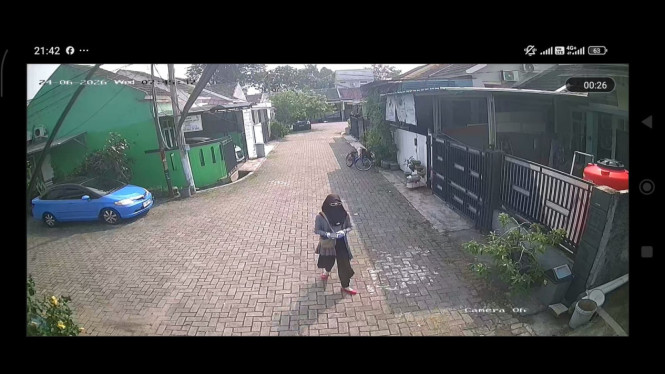 Pelaku pencurian menyamar jadi wanita saat akan mencuri mobil dan terekam CCTV