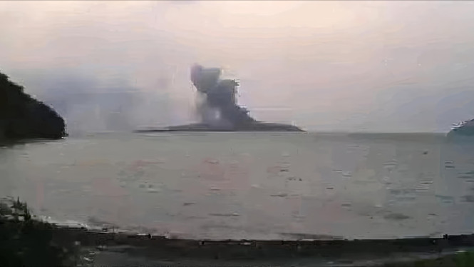 Letusan Gunung Anak Krakatau di Selat Sunda.