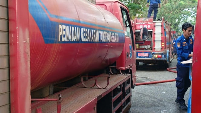Pejabat Dapat Mobil Dinas Miliaran, Damkar Tangsel Berjuang dengan Armada Uzur