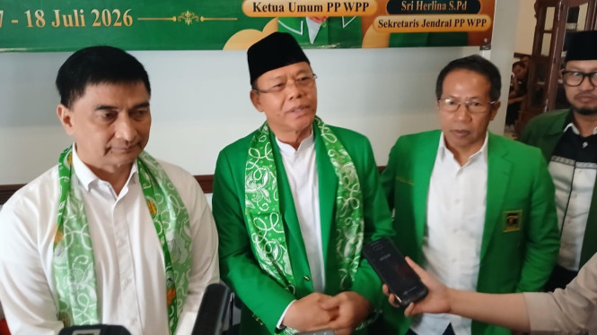 Ketua Umum PPP, Muhamad Mardiono (tengah) di Tangerang