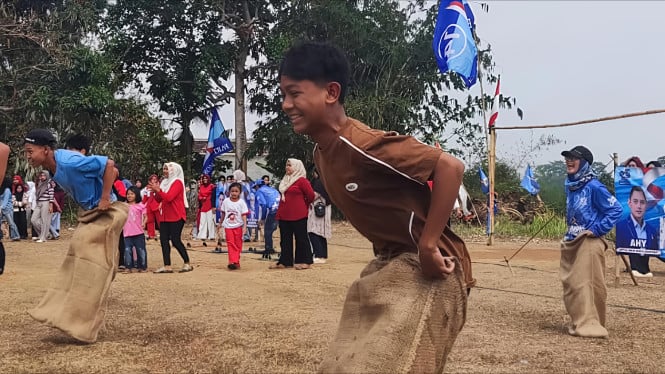 Iti Octavia Jayabaya Kalah Balap Karung.