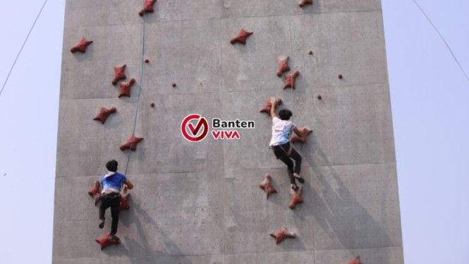 Atlet panjat dinding UIN SMH Banten