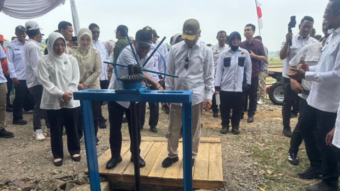 Momen Gubernur dan Wakil Gubernur Banten meresmikan irigasi di Pandeglang