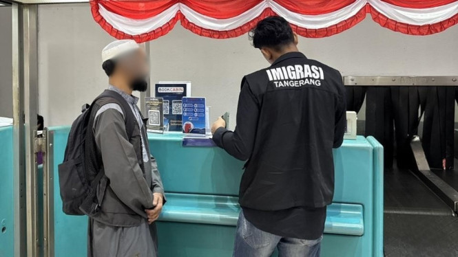 Proses deportasi WN Pakistan di Bandara Soetta, Tangerang
