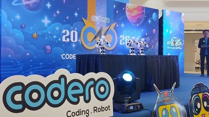 Penampilan kelompok robot menari dalam Codero National Competition di Mall @Alam Sutera, Tangerang