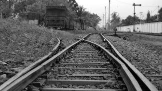 Detik-Detik Mencekam! Mobil Tertabrak Kereta Api di Sukaharja