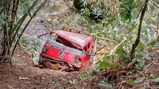 Detik-Detik Proses Evakuasi Sebuah Truk yang Masuk Jurang di Tanjakan Ketileng, Perbatasan Banjarnegara - Kebumen