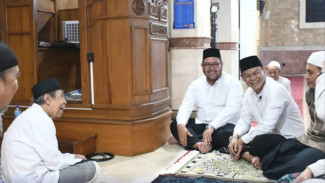 Perdana! Bupati Purbalingga dan Wakil Melakukan Tarawih Ramadan 1446 H Bersama di Masjid Agung Darussalam