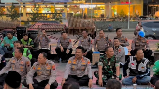 Polresta Banyumas Bersama Pengemudi Ojol Bagikan Takjil Hingga Buka Bersama di Alun-Alun Purwokerto
