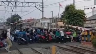 Viral! Demi Terobos Perlintasan, Pengendara Motor Saling Serobot hingga Macet di Rel, Kereta Sempat Berhenti