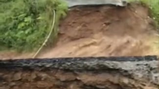 Jembatan Terputus, Banjir Bandang Melanda Sungai Kalibombong di Kalibening