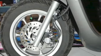 Motor Matic Sering Ngeblong di Jalan Turunan? Begini Cara Menghindarinya Tanpa Harus Menyiram Rem dengan Air!