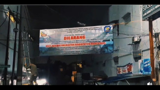 Sigap! Pemasangan Spanduk Larangan Penggunaan Tanpa Ijin Aset Milik Pemerintah Banyumas di Kebondalem Purwokerto