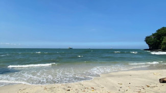 Pesona Tersembunyi! Pantai Pasir Putih Cilacap Bernuansa Private Beach