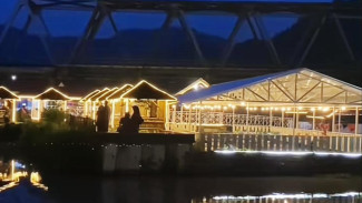 Kedai Iwak Banyu! Rumah Makan Keluarga dengan Sensasi Kuliner di Dermaga Apung Rawalo Banyumas