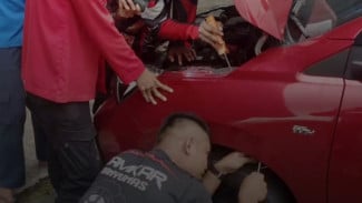 Evakuasi Seekor Kucing yang Masuk dan terjebak pada Kap Mobil Seorang Warga di Purwokerto Barat