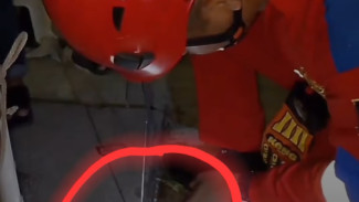 Petugas Damkar Banyumas Berhasil Evakuasi Kunci Sepeda Motor Warga yang Terjatuh Di Selokan