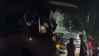 Kecelakaan Bus Sinar Jaya VS Mobil Box Diduga Bertabrakan di Kalimanah, Purbalingga