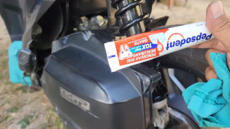 Trik Jenius! Begini Cara Simpel Bikin Shockbreaker Motor Tampak Baru Lagi, Cuman Modal Ini